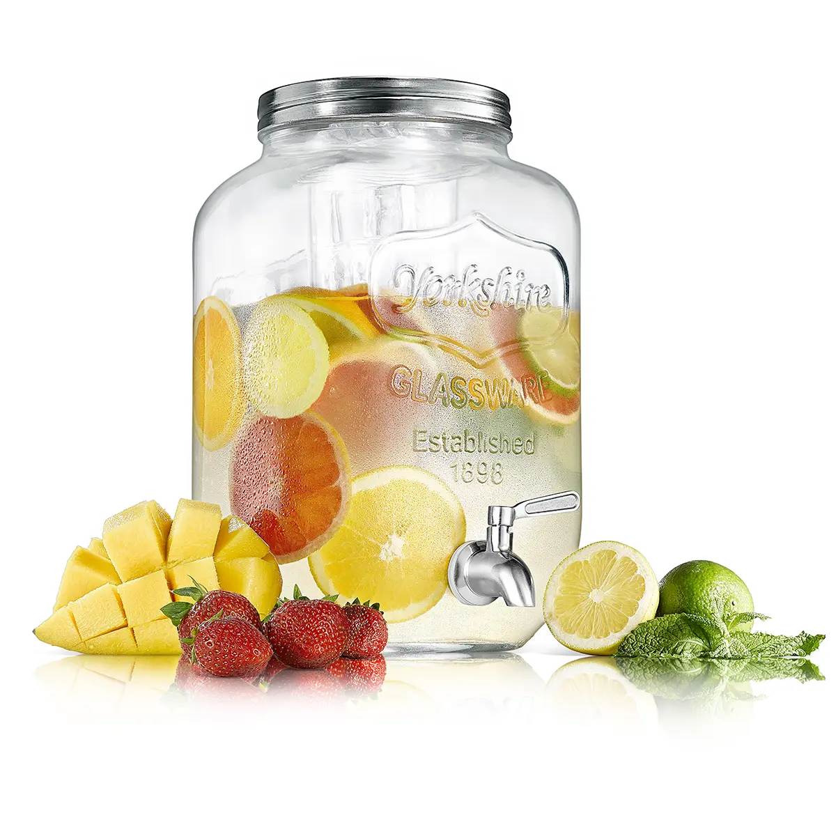 Dispensador de bebidas de cristal con cítricos y hielo · Fotografía de producto, TimeLäB Studio Barcelona