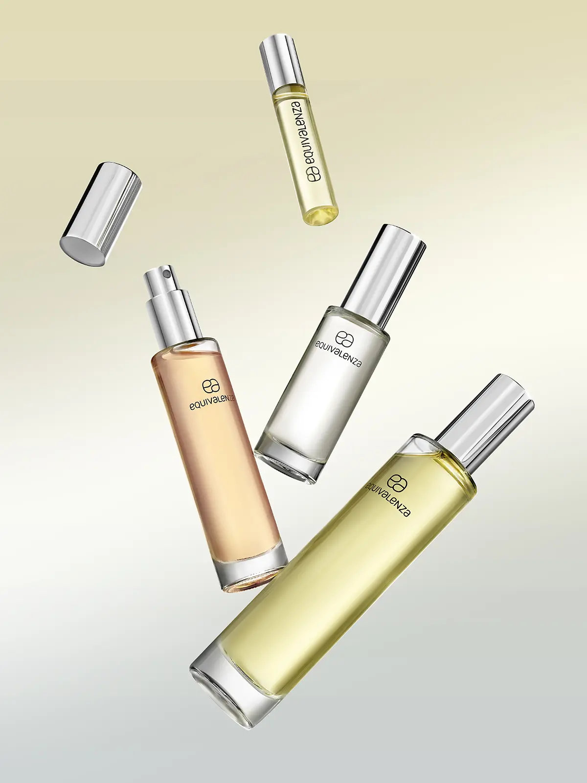 Tres viales de perfume suspendidos sobre fondo claro · Fotografía de producto, TimeLäB Studio Barcelona