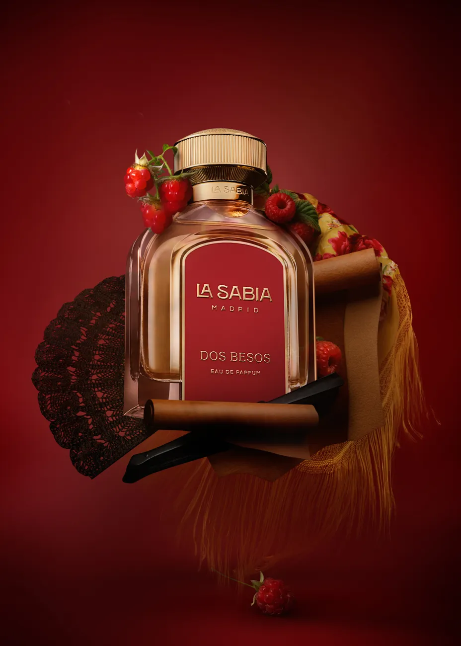 Una fragancia en tonos rojos con fresas y un abanico · Fotografía de producto, TimeLäB Studio Barcelona