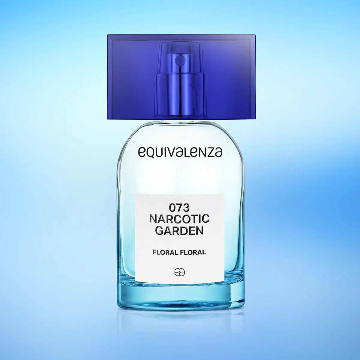 Frasco de perfume Equivalenza 073 Narcotic Garden sobre degradado azul · Fotografía de producto, TimeLäB Studio Barcelona