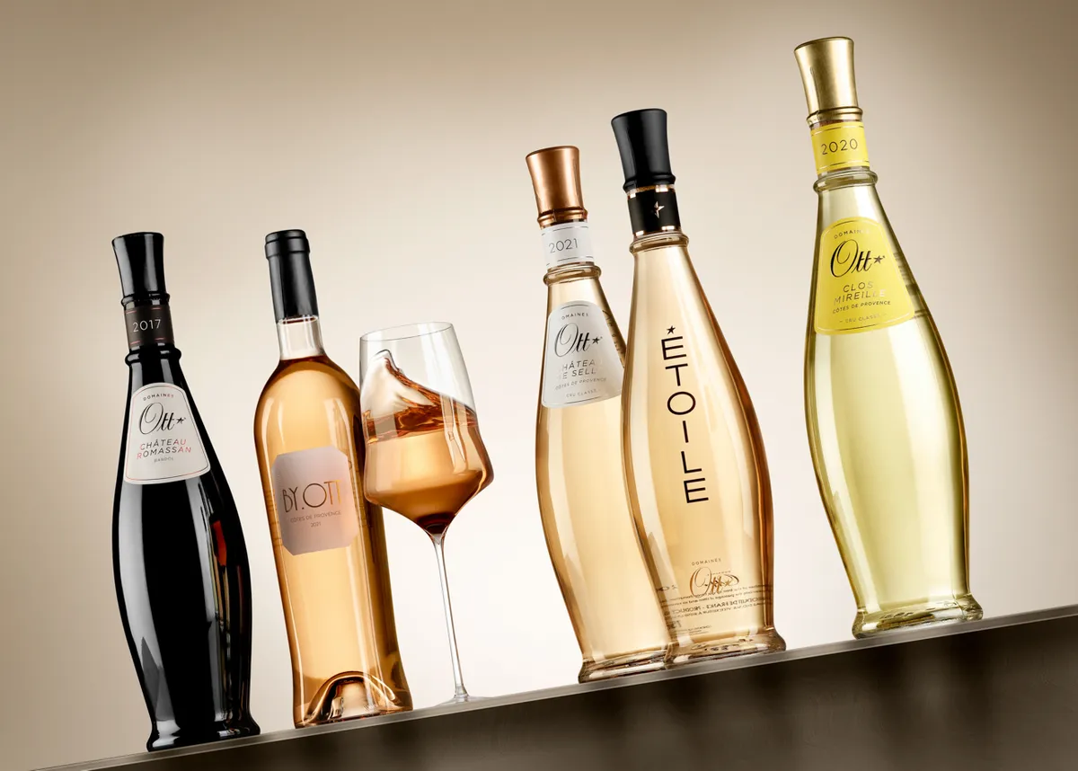 Una hilera de botellas de vino rosado con una copa servida · Fotografía de producto, TimeLäB Studio Barcelona