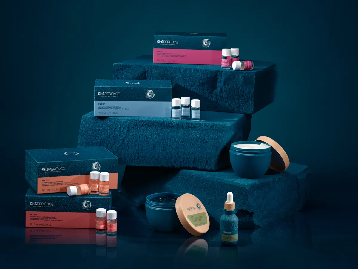 Una gama de cosmética en su caja sobre tejido azul intenso · Fotografía de producto, TimeLäB Studio Barcelona