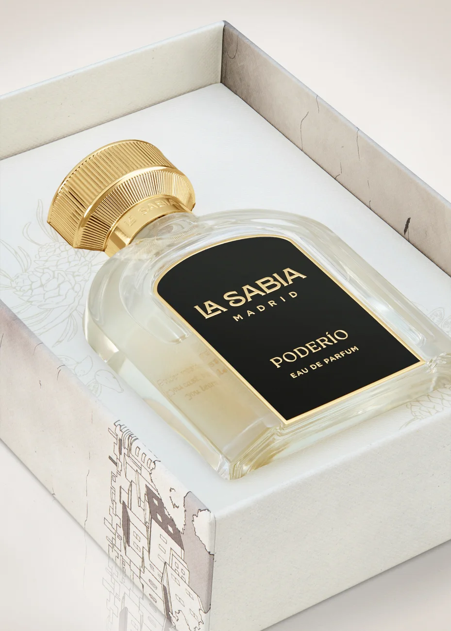 Una fragancia LA SABIA presentada en una caja de regalo blanca abierta · Fotografía de producto, TimeLäB Studio Barcelona