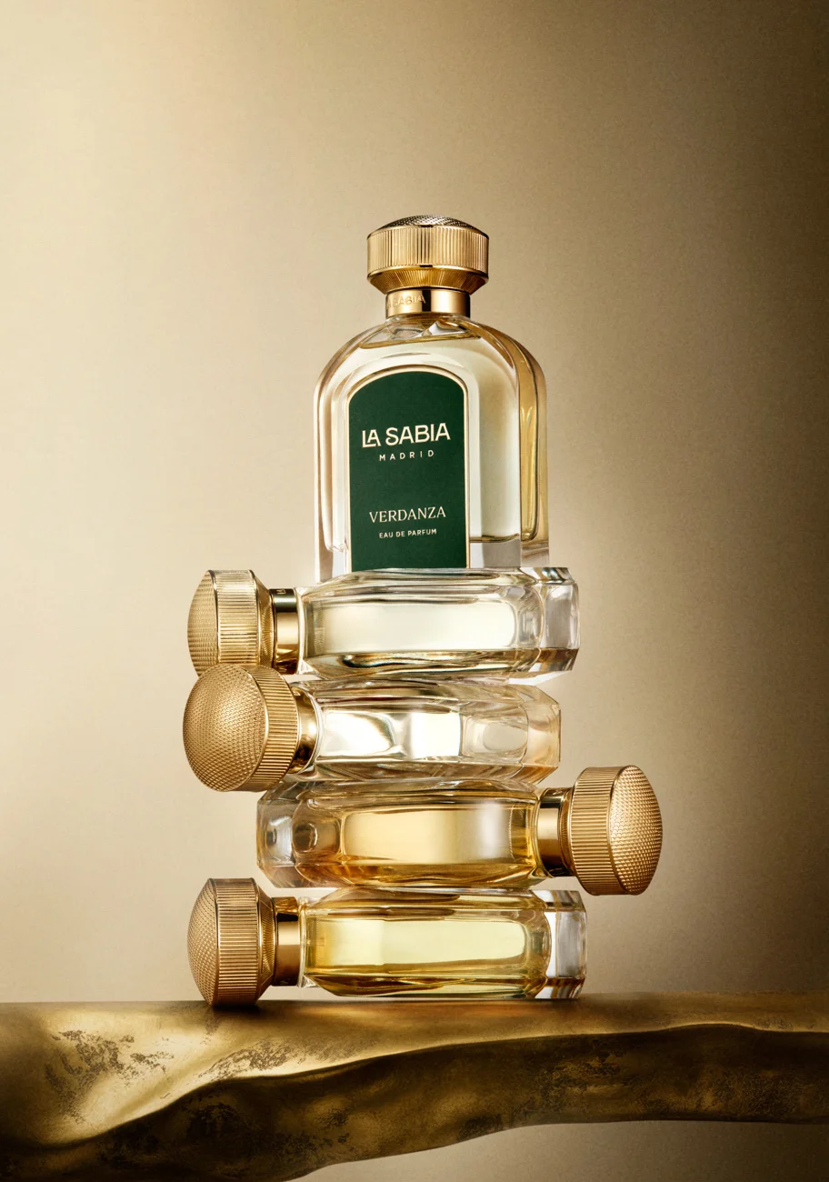 Frascos de fragancia LA SABIA en equilibrio sobre una superficie dorada · Fotografía de producto, TimeLäB Studio Barcelona