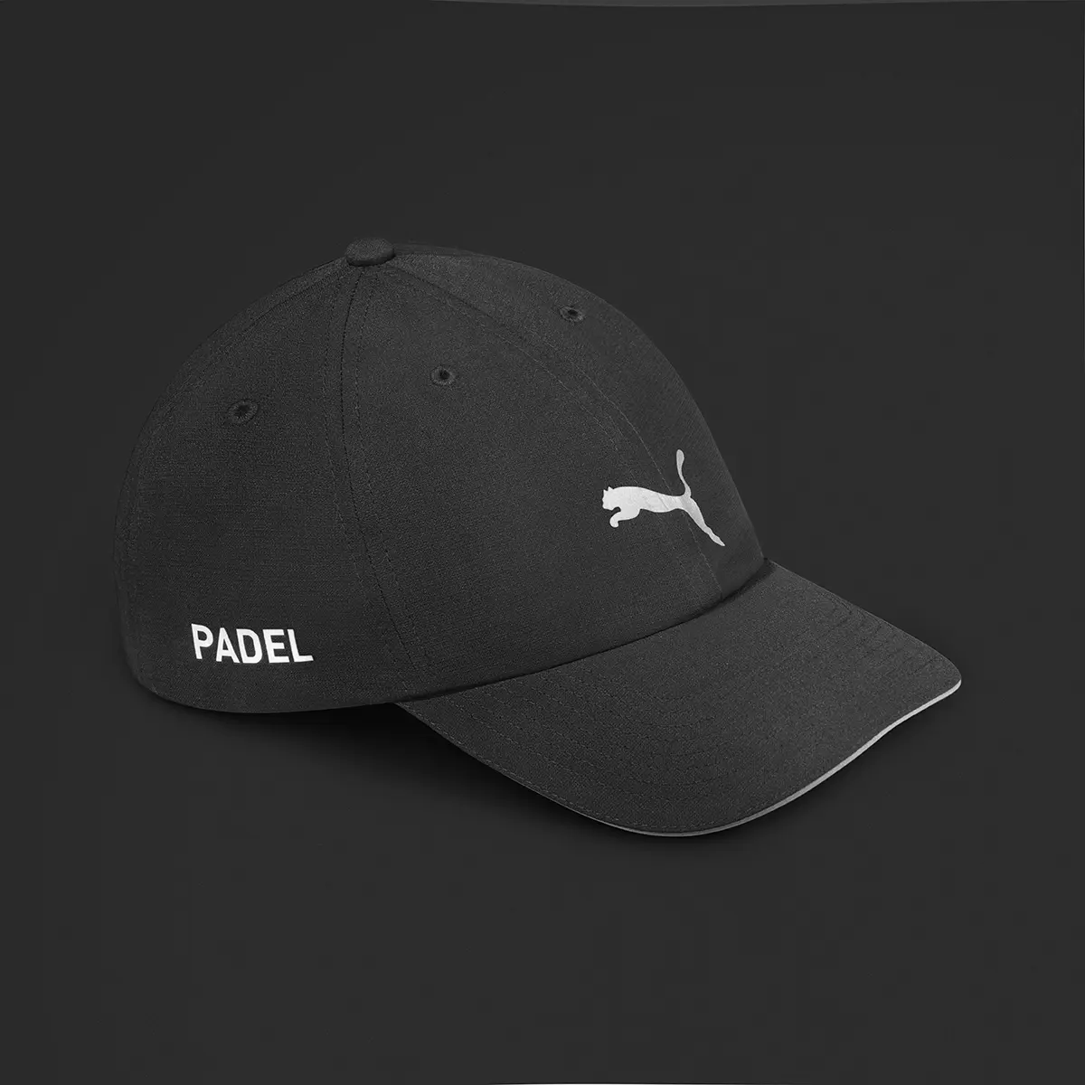 Gorra de pádel PUMA negra sobre fondo oscuro · Fotografía de producto, TimeLäB Studio Barcelona