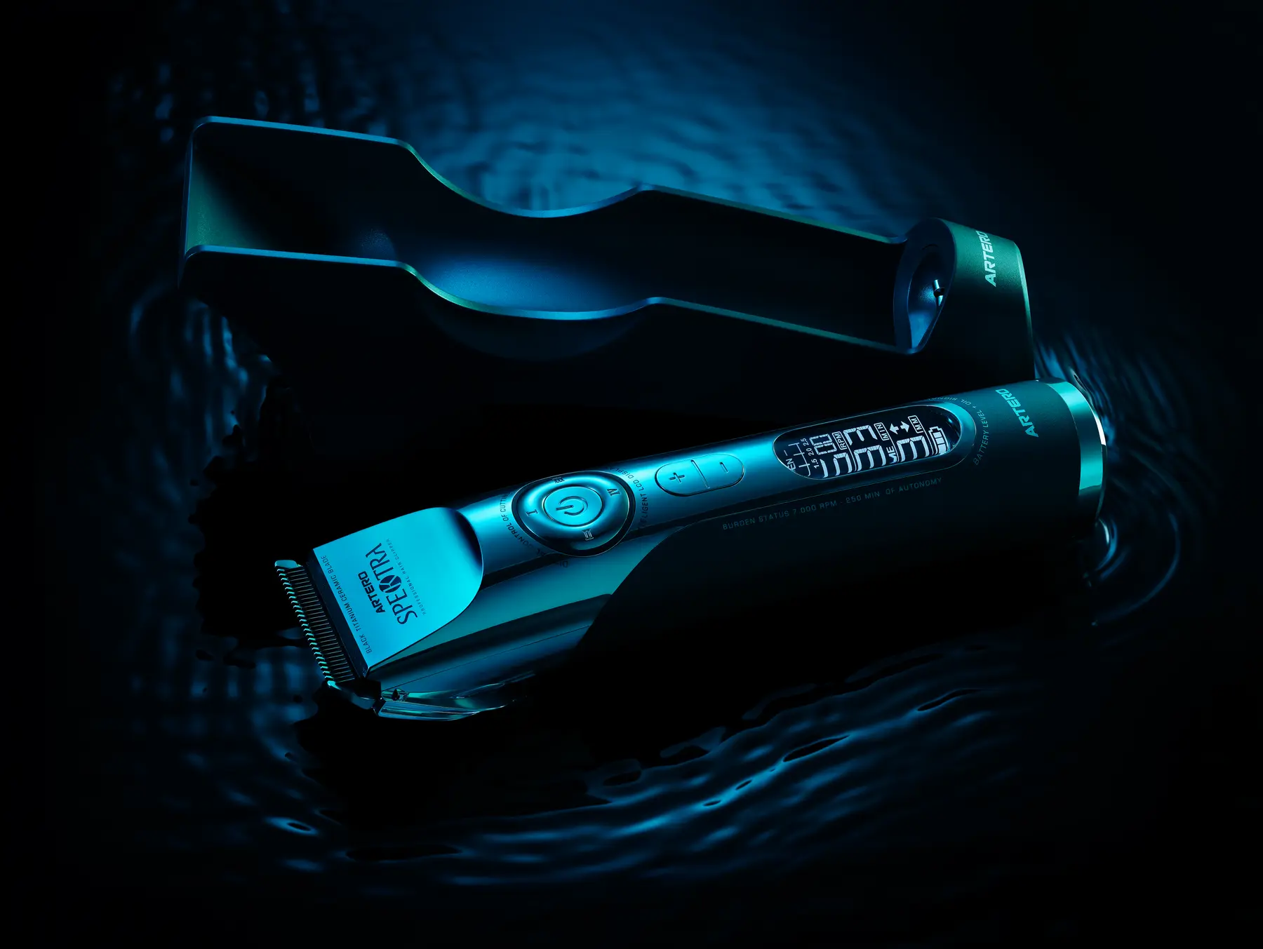 Una máquina de corte profesional iluminada en azul eléctrico · Fotografía de producto, TimeLäB Studio Barcelona