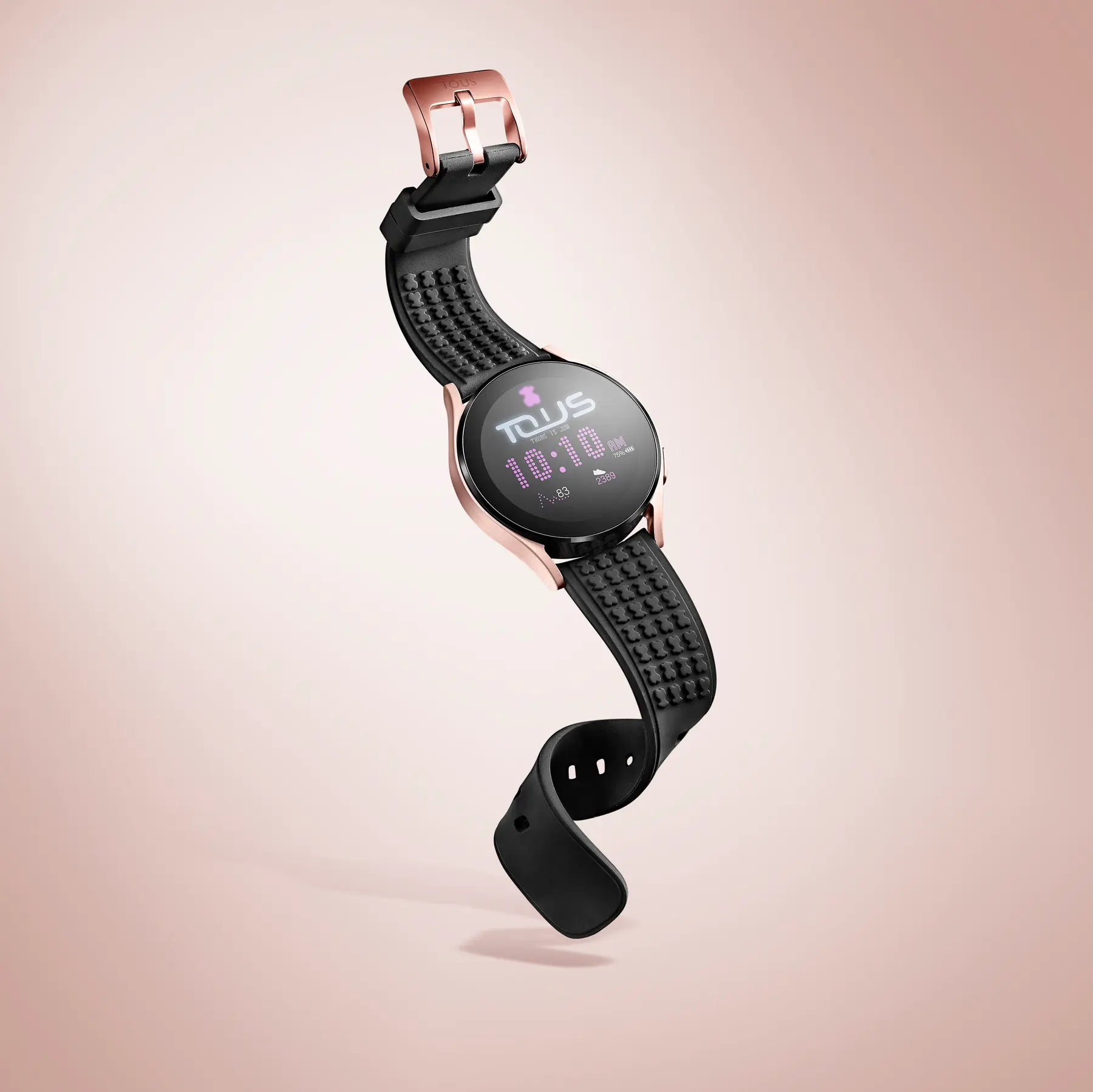 Un smartwatch Tous con la correa ondulando en el aire · Fotografía de producto, TimeLäB Studio Barcelona
