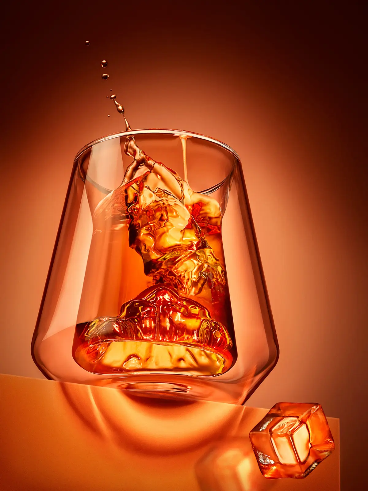 Vaso de whisky con hielo y una salpicadura congelada en el aire · Fotografía de producto, TimeLäB Studio Barcelona
